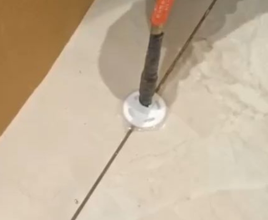 固安瓷砖空鼓维修公司专业解答瓷砖在铺贴过程中，如果没有涂抹均匀到位的粘结材料（如水泥砂浆或瓷砖胶），可能会导致以下问题