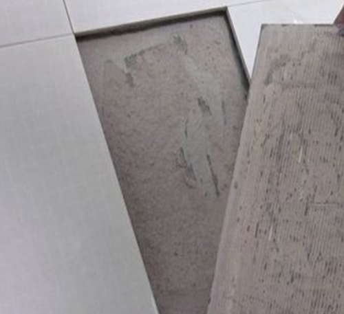 固安瓷砖空鼓维修公司分享瓷砖铺贴时如果打浆（即涂抹在瓷砖背面和基层上的砂浆或瓷砖胶）过少，会带来以下问题